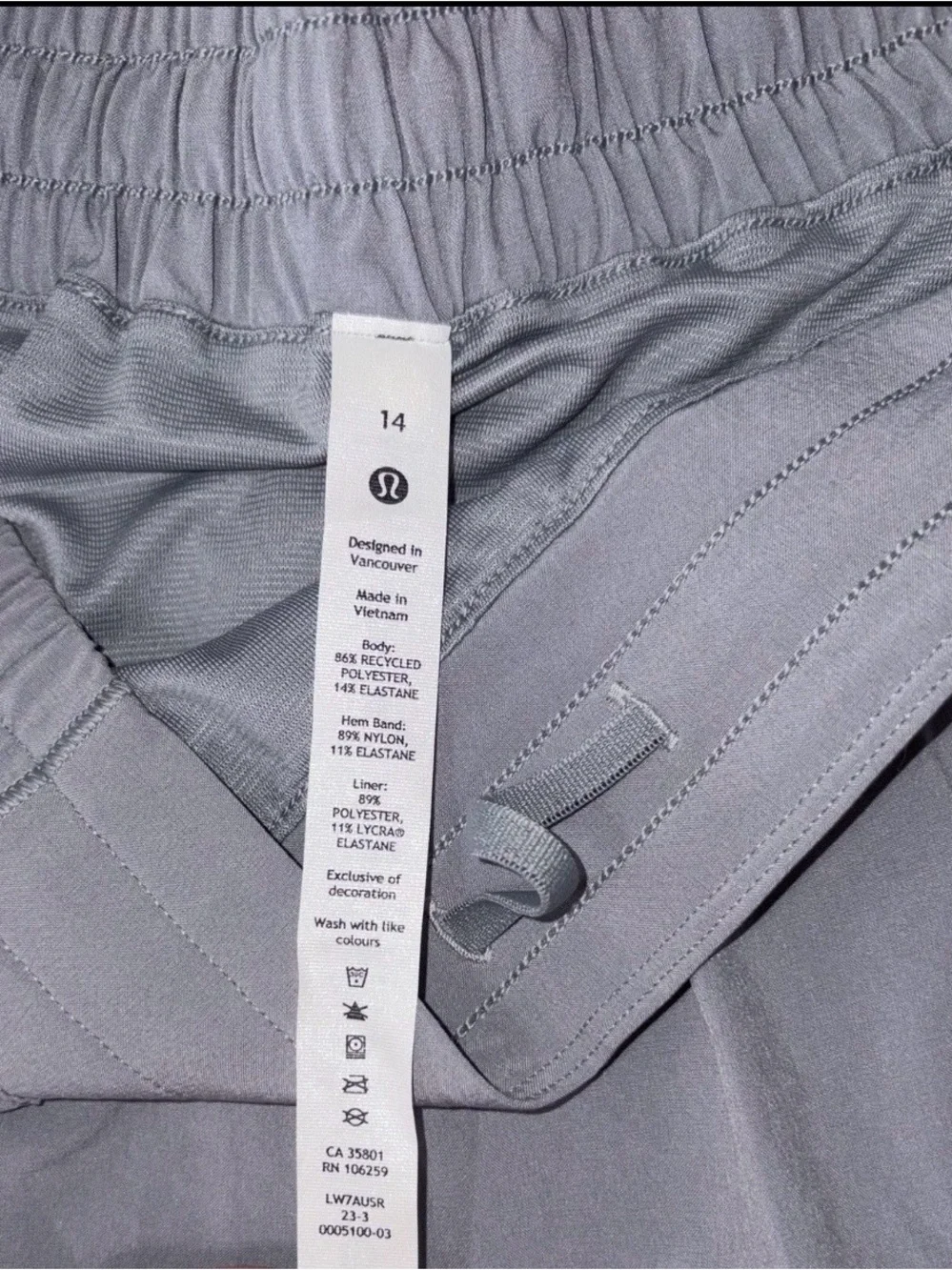 NWT LULULEMON SIZE 14 HOTTY HOT LOW RISE 2.5”L SHORT LINED AUTHENTIC RHINO GRAY